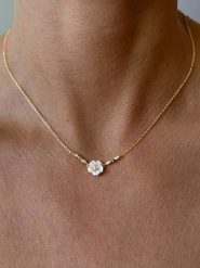 Les Petites Précieuses Pozłacany naszyjnik z elementem ozdobnym - dł. 40 cm rozmiar: onesize. Białe naszyjniki damskie Les Petites Précieuses, z cyrkonią, pozłacane. Za 144.45 zł.