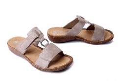 RIEKER 60885-62 beige, klapki damskie. Brązowe klapki damskie Rieker, bez wzorów, bez obcasa, bez zapięcia. Za 231.92 zł.