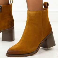 J. Brązowe zamsz botki damskie Vinceza 133100. Brązowe botki damskie VINCEZA, na jesień, z jeansu, casualowe, bez obcasa, na obcasie, bez zapięcia. Za 319.00 zł.