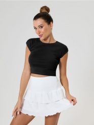 Bawełniana koszulka basic - czarny. Czarne koszulki damskie Sinsay, l, bez wzorów, z bawełny, bez kołnierzyka, bez ramiączek. Za 15.99 zł.