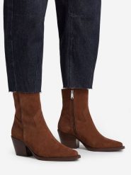 G-STAR Botki EO-OZGUR-25FW39-1 Brązowy. Brązowe botki damskie G-Star, ze skóry, retro, bez obcasa, na słupku, bez zapięcia. Za 479.99 zł.