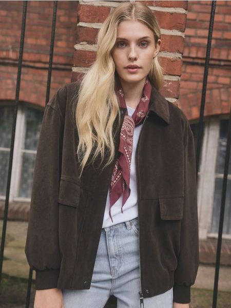 Kurtka oversize z imitacji zamszu - ciemnobrązowy. Brązowe kurtki damskie Reserved, l, bez wzorów, bez kaptura. Za 299.99 zł.