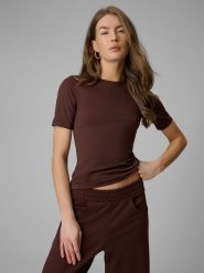 4F T-shirt slim gładki damski - brązowy XS. Brązowe t-shirty damskie 4F, xs, bez wzorów, z materiału, bez kołnierzyka. Za 79.99 zł.