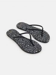 Japonki z kwiatowym wzorem - czarny. Czarne klapki damskie Sinsay, bez wzorów, bez obcasa, bez zapięcia. Za 15.99 zł.