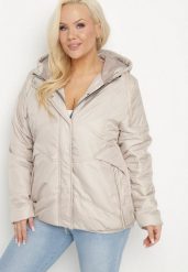 Beżowa Kurtka Pikowana z Kapturem Karbia. Brązowe kurtki damskie Born2be, plus size, bez wzorów, z kapturem. Za 229.99 zł.