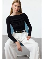 Trendyol Koszulka w kolorze czarnym rozmiar: XL. Czarne koszulki damskie Trendyol, xl, bez wzorów, bez kołnierzyka, bez ramiączek. Za 78.66 zł.