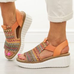 Pomarańczowe skórzane sandały damskie T.Sokolski 408. Brązowe sandały damskie Sokolski, bez wzorów, z jeansu, bez obcasa, na platformie, bez zapięcia. Za 279.00 zł.