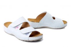 DR. BRINKMANN 700747-03 weiss, klapki damskie. Białe klapki damskie Dr. Brinkmann, bez wzorów, ze skóry, bez obcasa, bez zapięcia. Za 280.42 zł.