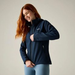 Damska kurtka Deyana Softshell. Niebieskie kurtki damskie Regatta, bez wzorów, z materiału, z kapturem. Za 349.99 zł.