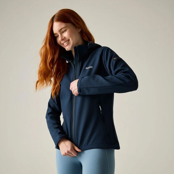 Damska kurtka Deyana Softshell. Niebieskie kurtki damskie Regatta, bez wzorów, z materiału, z kapturem. Za 349.99 zł.