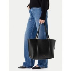Torebka GINO ROSSI. Czarne torebki klasyczne damskie Gino Rossi, bez dodatków. Za 279.99 zł.