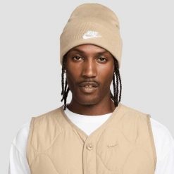 Czapka Zimowa Nike Peak. Brązowe czapki damskie Nike, na zimę, bez wzorów, z materiału. Za 146.75 zł.