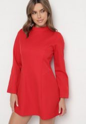 Czerwona Taliowana Sukienka o Rozkloszowanym Dole Virvesa. Czerwone sukienki damskie Born2be, bez wzorów, eleganckie, bez ramiączek. W wyprzedaży za 152.99 zł.