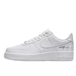 Buty do chodzenia dla dorosłych Air Force 1 Triple White. Białe obuwie sportowe damskie Nike, z materiału, bez zapięcia, trekkingowe. Za 488.95 zł.