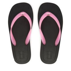 Japonki Tommy Jeans. Czerwone klapki damskie Tommy Jeans, bez wzorów, z jeansu, bez obcasa, bez zapięcia. Za 209.99 zł.