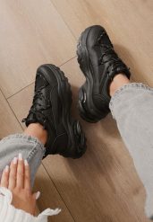 Czarne Sneakersy na Tłoczonej Podeszwie z Ozdobnym Sznurowaniem i Wstawkami z Siateczki Xerxia. Czarne obuwie sportowe damskie Born2be, bez zapięcia. Za 84.99 zł.
