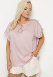 Ciemnoróżowa Bluzka z Wiskozą Wiązana przy Dekolcie Dovarelle. Czerwone bluzki damskie Born2be, plus size, bez wzorów, z jeansu, eleganckie, bez kołnierzyka, plus size, bez ramiączek. Za 39.99 zł.