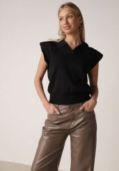 Czarna Wiskozowa Bluzka Sweterkowa z Usztywnionymi Ramionami i Kołnierzykiem Katano. Czarne bluzki damskie Born2be, uniwersalny, bez wzorów, z jeansu, eleganckie, bez kołnierzyka, bez ramiączek. Za 79.99 zł.