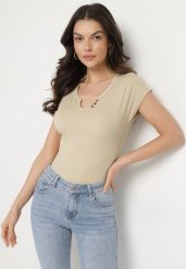 Beżowy T-shirt o Dopasowanym Kroju z Wycięciem i Guzikami przy Dekolcie Ballirea. Brązowe t-shirty damskie Born2be, m, bez wzorów, z jeansu, bez kołnierzyka. Za 34.99 zł.