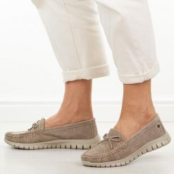 Beżowe ażurowe skórzane mokasyny damskie Vinceza 95401. Brązowe mokasyny damskie VINCEZA, na lato, z jeansu, z okrągłym noskiem, bez obcasa. Za 199.00 zł.