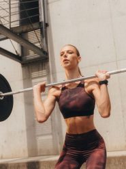 4F Biustonosz treningowy z niskim wsparciem damski - brązowy XL. Brązowe biustonosze sportowe damskie 4F, bez wzorów, ze skóry. Za 129.99 zł.