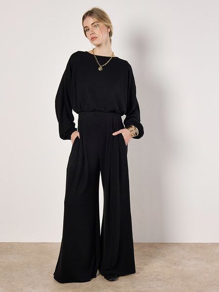 Apricot Bluzka w kolorze czarnym rozmiar: M. Czarne bluzki damskie Apricot, m, bez wzorów, bez kołnierzyka, bez ramiączek. Za 70.41 zł.