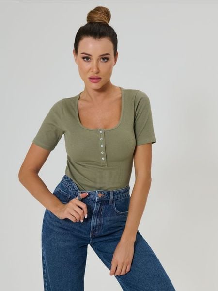 Prążkowana koszulka z guzikami - khaki. Brązowe koszulki damskie Sinsay, l, bez wzorów, prążkowane, bez kołnierzyka, bez ramiączek. Za 19.99 zł.