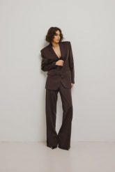 Klasyczne spodnie o prostym kroju w kolorze DARK BROWN - FORTH-XS. Brązowe spodnie materiałowe damskie Marsala, bez wzorów, z elastanu. Za 399.90 zł.