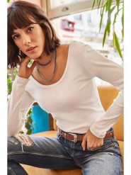 Olalook Koszulka w kolorze białym rozmiar: S. Białe koszulki damskie Olalook, s, bez wzorów, bez kołnierzyka, bez ramiączek. Za 65.38 zł.