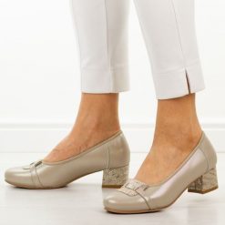 Złote skórzane czółenka damskie Potocki 19409. Żółte czółenka damskie POTOCKI, bez wzorów, ze skóry, z okrągłym noskiem, bez obcasa, na obcasie. Za 219.00 zł.