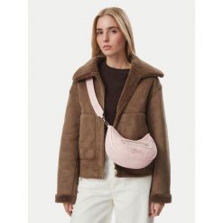 Torebka Guess. Czerwone listonoszki damskie Guess, z aplikacjami, bez dodatków. Za 294.99 zł.