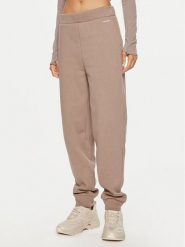 Calvin Klein Spodnie dresowe Nano Logo K20K208330 Beżowy Regular Fit. Brązowe spodnie dresowe damskie Calvin Klein, l, bez wzorów, z dresówki. Za 249.99 zł.