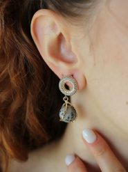 Pierres delicates Pozłacane kolczyki-wkrętki z jaspisami i cyrkoniami rozmiar: onesize. Szare kolczyki damskie Pierres delicates, z cyrkonią, pozłacane. Za 74.46 zł.