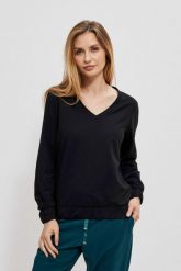 Bluza z długimi rękawami i dekoltem V czarna. Czarne bluzy damskie MOODO, xs, bez wzorów, z bawełny, bez kaptura. W wyprzedaży za 17.99 zł.