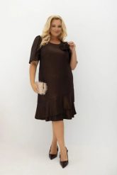 Elegancka sukienka midi z falbanami i odpinaną różą Evelyn czekoladowa na wesele | Plus Size Oversize. Brązowe sukienki damskie Moda Size Plus Iwanek, z aplikacjami, z elastanu, eleganckie, bez ramiączek. Za 335.00 zł.