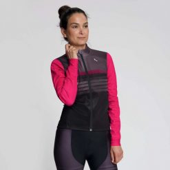Zimowa kurtka rowerowa damska Rogelli Stryde. Czarne kurtki sportowe damskie Rogelli, na jesień, l, bez wzorów, z elastanu, bez kaptura. Za 435.00 zł.