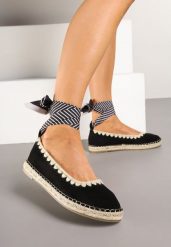 Czarne Espadryle ze Wzorzystym Wiązaniem Przy Kostce Zdobione Plecionką Lortevia. Czarne espadryle damskie Renee, z aplikacjami, z zamszu, bez obcasa, na obcasie. Za 59.99 zł.