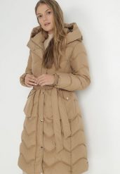 Ciemnobeżowa Kurtka Pikowana z Paskiem Jalogi. Brązowe kurtki damskie Born2be, na zimę, l, bez wzorów, z materiału, bez kaptura. Za 249.99 zł.