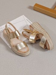 Sixth Sens Sandały w kolorze złotym na koturnie rozmiar: 39. Żółte sandały damskie Sixth Sens, bez wzorów, z otwartym noskiem, bez obcasa, na koturnie, bez zapięcia. Za 92.86 zł.