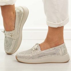 Srebrne ażurowe skórzane półbuty damskie T.Sokolski 656. Szare półbuty damskie Sokolski, na jesień, w ażurowe wzory, z jeansu, z okrągłym noskiem, bez obcasa, na płaskiej podeszwie, bez zapięcia. Za 219.00 zł.