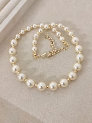 Nakkash Pozłacany naszyjnik z perłami syntetycznymi rozmiar: onesize. Żółte naszyjniki damskie Nakkash, z perłą, metalowe. Za 86.99 zł.