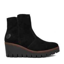 Botki Rieker. Czarne botki damskie Rieker, bez obcasa, na koturnie, bez zapięcia. Za 379.99 zł.