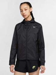 Nike Kurtka w kolorze czarnym do biegania rozmiar: M. Czarne kurtki sportowe damskie Nike, m, bez wzorów, z materiału, bez kaptura. Za 263.53 zł.