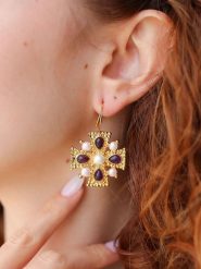 L'Atelier de Gaia Pozłacane kolczyki z ametystami i perłami rozmiar: onesize. Fioletowe kolczyki damskie L'Atelier de Gaia, z ametystem, pozłacane, z zapięciem typu bigiel. Za 92.21 zł.