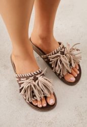 Brązowe Klapki w Stylu Boho Zdobione Frędzlami Stavania. Brązowe klapki damskie Born2be, z aplikacjami, z jeansu, bez obcasa, na płaskiej podeszwie, bez zapięcia. Za 99.99 zł.