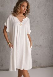 Biała Sukienka o Pudełkowym Kroju z Lnem i Wiskozą Zdobiona Guzikiem Mezynore. Białe sukienki damskie Renee, z aplikacjami, z bawełny, wakacyjne, bez ramiączek. Za 89.99 zł.