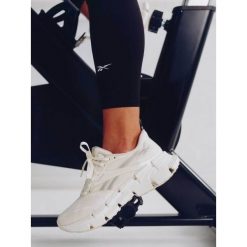 Sneakersy Reebok. Białe obuwie sportowe damskie Reebok, bez zapięcia, do biegania. Za 489.99 zł.