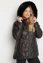 Czarna Pikowana Kurtka z Kapturem z Futerkiem Azilma. Czarne kurtki damskie Born2be, plus size, bez wzorów, z dzianiny, z kapturem. Za 199.99 zł.