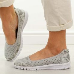 Szare ażurowe skórzane baleriny damskie Vinceza 95369. Szare balerinki damskie VINCEZA, w ażurowe wzory, z jeansu. W wyprzedaży za 161.10 zł.