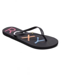 Japonki plażowe damskie ROXY Sandy. Czarne klapki damskie Roxy, bez wzorów, z gumy, bez obcasa, na szpilce, bez zapięcia. Za 59.99 zł.